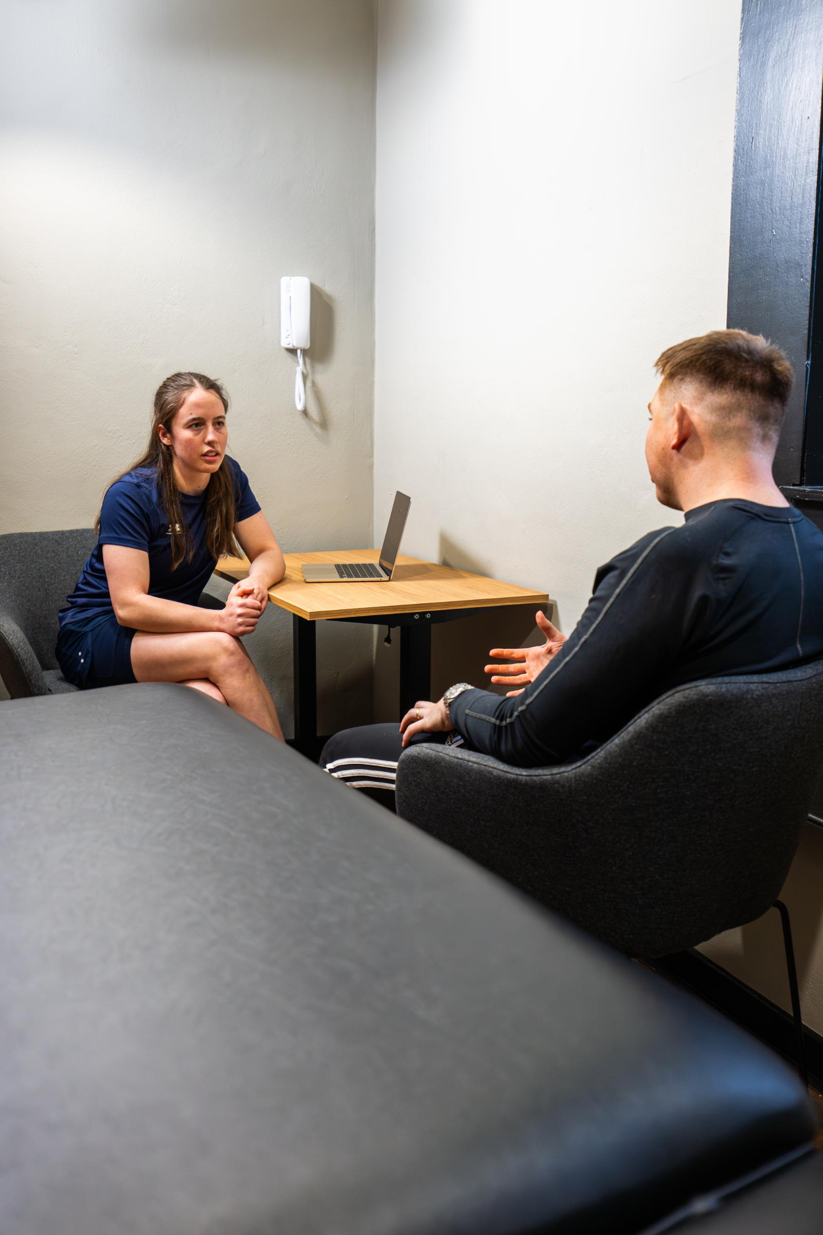 KA3_4930 Specialist discussing rehabilitation protocols and exercise progressions with a patient in a private physiotherapy edinburgh treatment room.